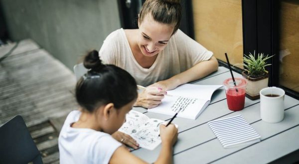 “Mamma, mi aiuti a fare i compiti?”: 5 consigli per seguire al meglio i figli