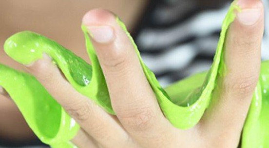 Slime fai da te: un gioco tossico e cancerogeno per i bambini. La ricetta naturale