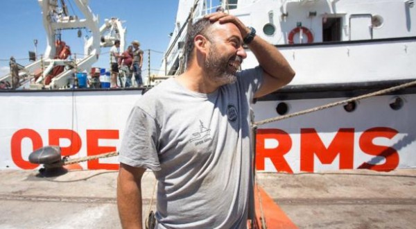 Migranti, Open Arms sbarca Josefa in Spagna. L’Ong porta la Libia e l’Italia in tribunale per omissione di soccorso