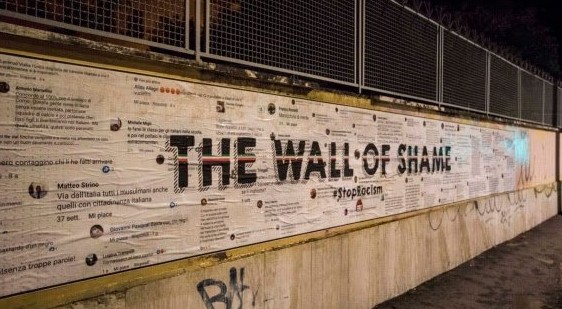 A Roma spunta nella notte ‘Wall of shame’, il murale contro il razzismo