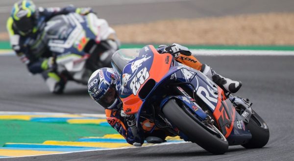 Oliveira vince a Portimao su Miller e Morbidelli, Rossi 12°