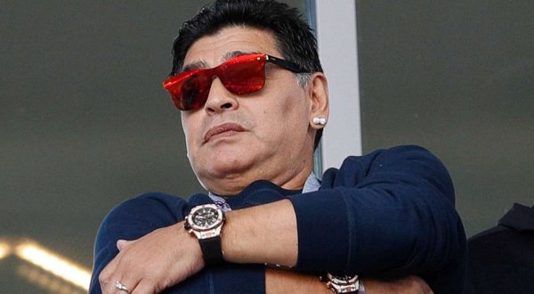 Feretro Maradona alla Casa Rosada, prime visite familiari e compagni