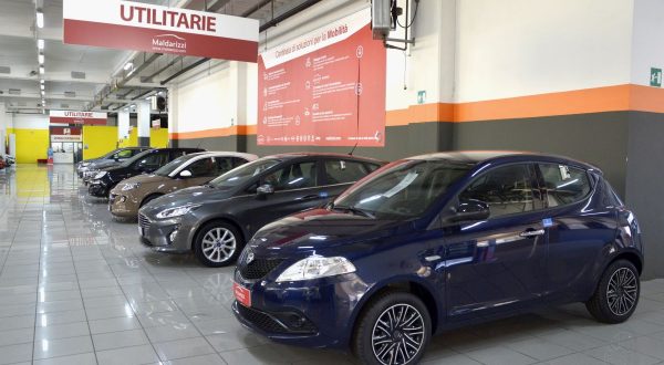 Mercato auto fermo, per settore senza intervento consistente affonda