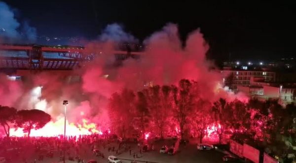 Tifosi cantano “Ho visto Maradona” fuori dal San Paolo