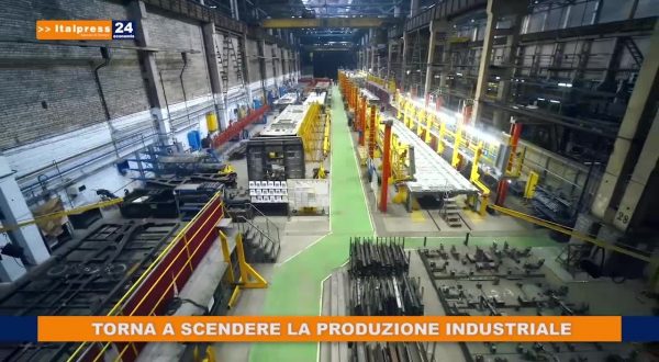 Torna a scendere la produzione industriale