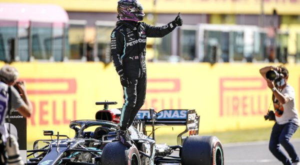 Coronavirus, Hamilton positivo con sintomi lievi, niente Gp Sakhir