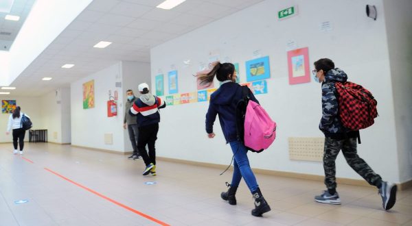 I bambini vogliono la scuola in presenza, tecnologica e laboratoriale