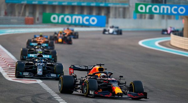 Gp Abu Dhabi, vince Verstappen su Bottas e Hamilton Ferrari indietro