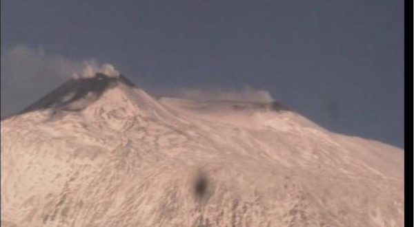 Etna di nuovo in eruzione, esplosioni e lava