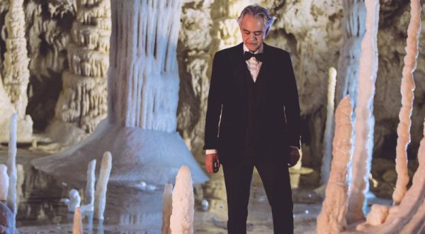 Bocelli canta “Silent Night” nelle grotte di Frasassi