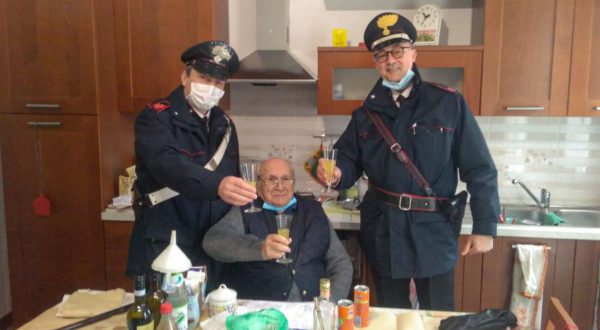 A 94 anni chiama i Carabinieri per il brindisi di Natale, “sono solo”