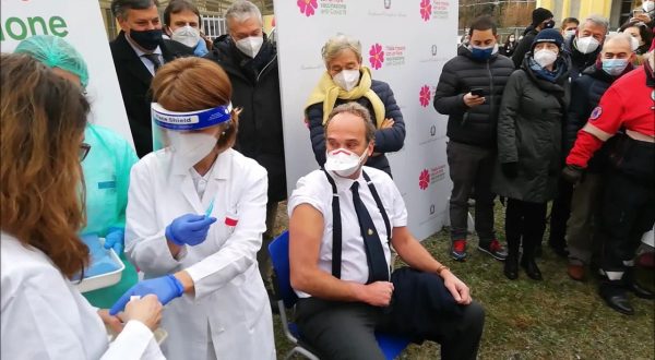 Vaccino-day, a Torino il primo vaccinato in Piemonte