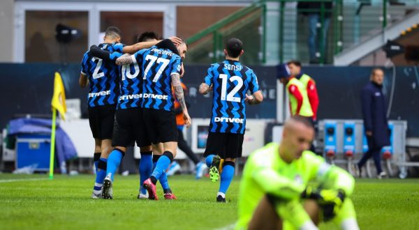 L’Inter travolge 6-2 il Crotone, tris di Lautaro Martinez