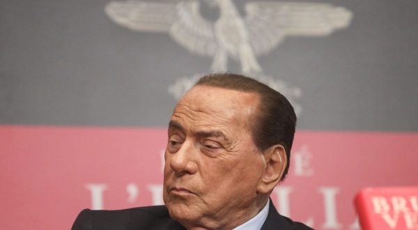 Berlusconi “Collaboriamo ma servono risposte su vaccini e recovery”