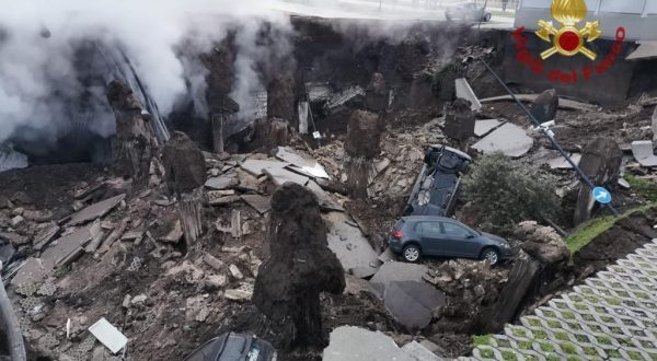 Voragine nel parcheggio dell’Ospedale del Mare di Napoli