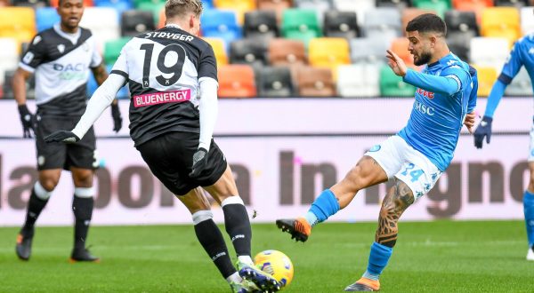 Napoli in extremis con Udinese, vincono Lazio e Verona