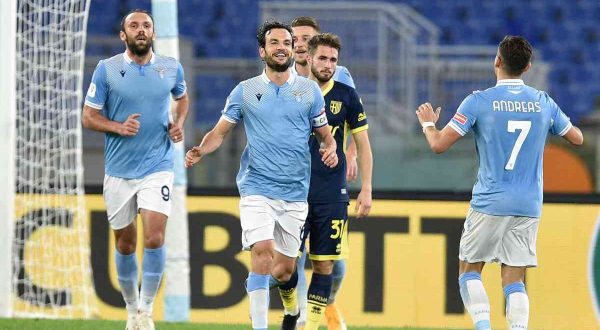 Lazio ai quarti di Coppa Italia, Parma battuto 2-1