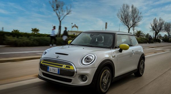 Mini lancia Cooper SE, per una mobilità a zero emissioni