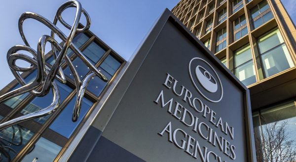 Covid, dall’Ema via libera al vaccino AstraZeneca