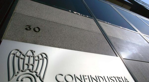 Confindustria, ripresa solo da metà 2021 se ripartono consumi