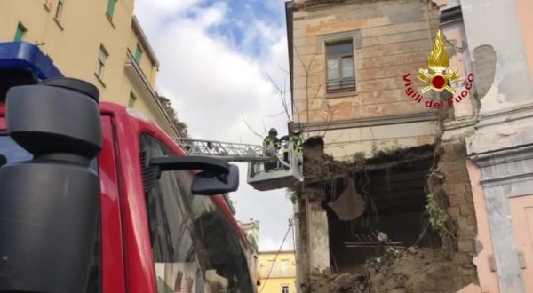 Napoli, crolla muro adiacente chiesa “Rosariello” in via Cavour