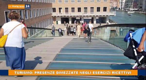 Turismo: presenze dimezzate negli esercizi ricettivi