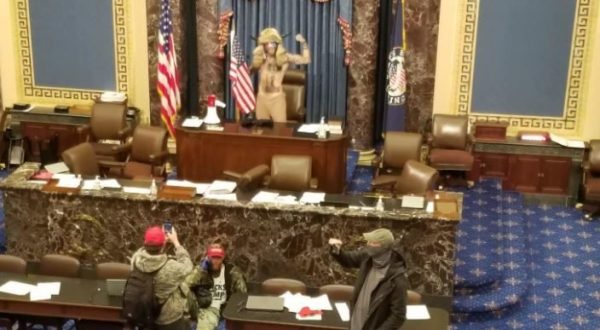 Manifestanti pro-Trump irrompono a Capitol Hill, muore una donna