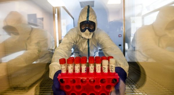 Coronavirus, 7.925 nuovi casi e 329 decessi in 24 ore