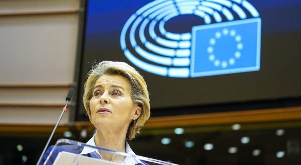 Vaccini, Von der Leyen “Richiameremo AstraZeneca ai suoi obblighi”