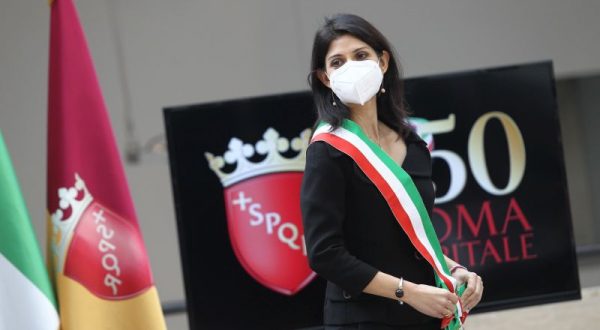 Governo, Raggi “Rompiamo gli schemi, il M5S apra a Draghi”