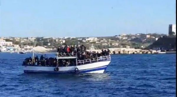 300 migranti sbarcano a Lampedusa, il sindaco “Emergenza senza sosta”