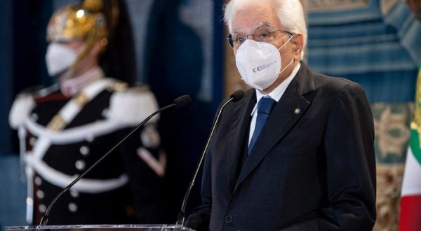 Covid, Mattarella “riconoscenti a personale sanitario in prima linea”