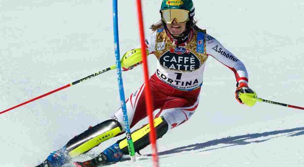 Liensberger oro in slalom a Cortina, Irene Curtoni 18^