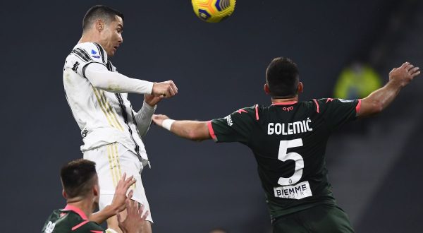 Ronaldo spinge la Juve, doppietta e 3-0 al Crotone