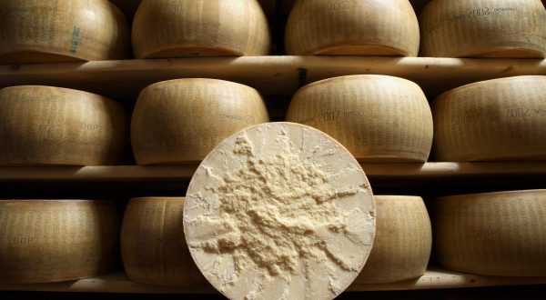 Parmigiano Reggiano, nel 2020 +7.9% vendite in Italia, +10.7% all’estero