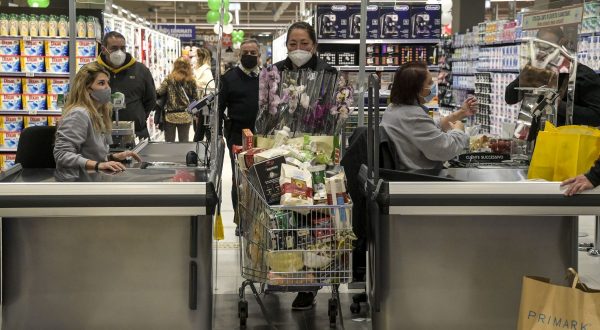 A febbraio aumenta la fiducia dei consumatori e delle imprese