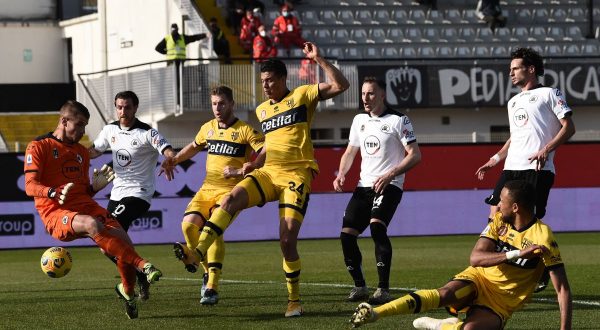 Parma avanti, ma lo Spezia recupera due gol e pareggia