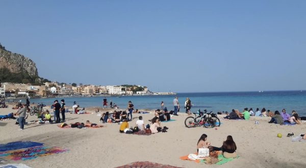 Caldo estivo a Palermo e folla in spiaggia a Mondello nonostante il Covid