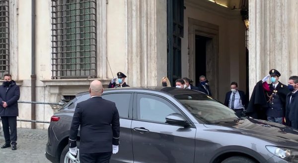 Conte lascia Palazzo Chigi tra gli applausi