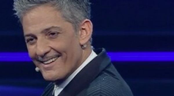 A Sanremo Fiorello ironizza su Zingaretti, cantano Mihajlovic e Ibra