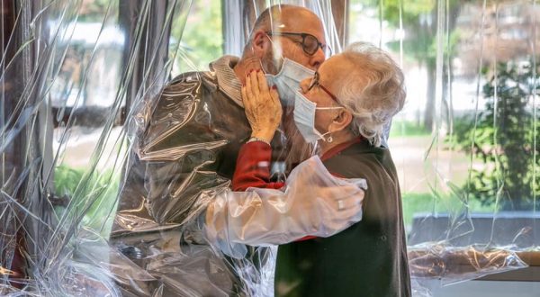 Covid, la pandemia peggiora la salute mentale di giovani e anziani