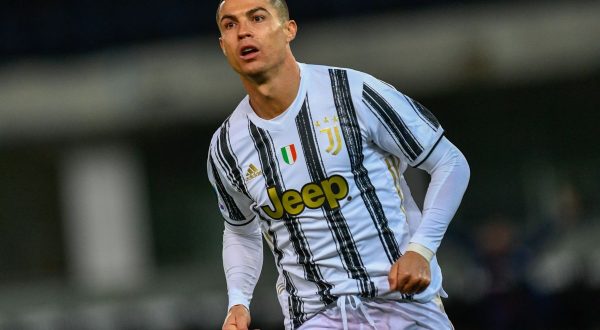 Tris di Ronaldo che trascina la Juve, Cagliari piegato 3-1