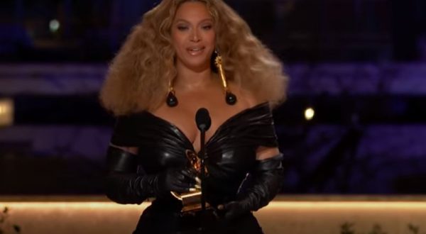 Beyoncè domina i Grammy, Billie Eilish disco dell’anno