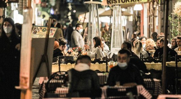 Nuove raccomandazioni anti-Covid, due metri di distanza quando si mangia