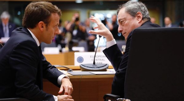 Vaccini, Draghi-Macron “Incoraggianti le dichiarazioni dell’Ema”