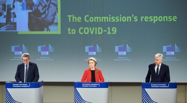 Covid, la Commissione Ue propone il passaporto digitale per i vaccinati