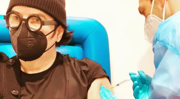 Covid, Renato Zero si è vaccinato “Viva la vita!”