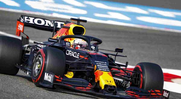 Verstappen vola nelle libere in Bahrain, bene Sainz