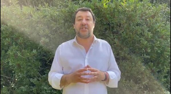 Salvini “Lavoriamo al fianco di Draghi per vaccini, rimborsi e riaperture dopo Pasqua”