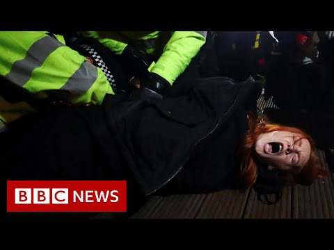 London police criticised over Sarah Everard vigil policing – BBC News